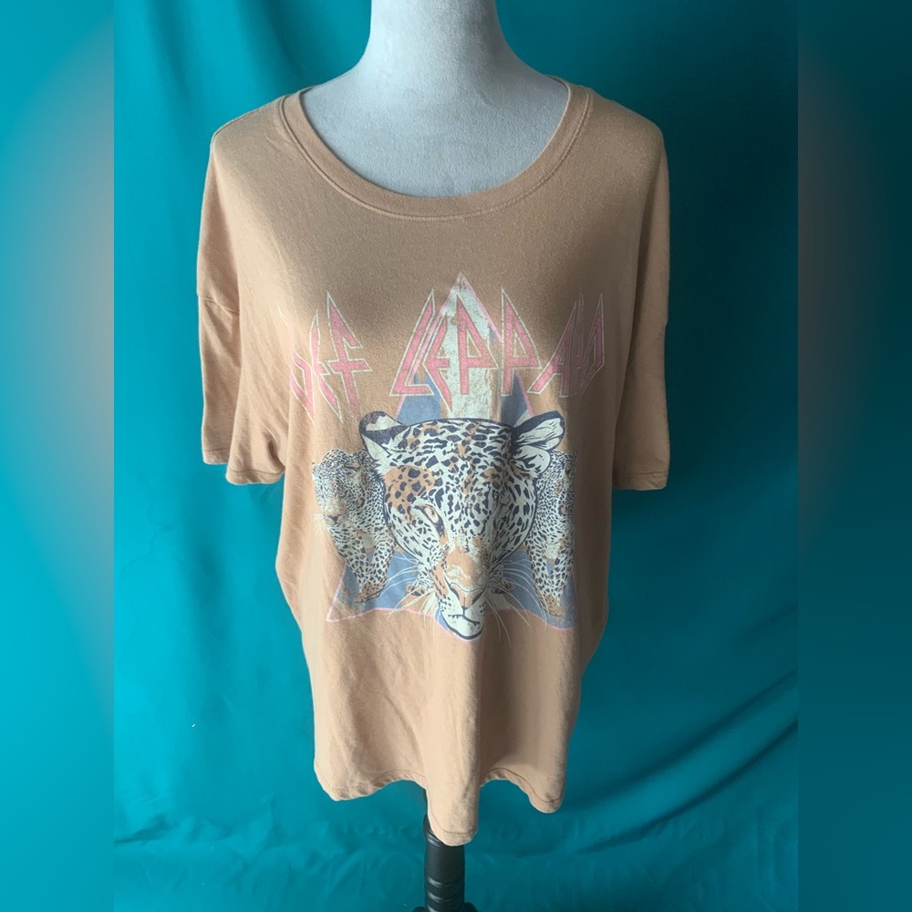 TIME AND TRU, WOMENS’ XXL DEF LEPPARD GRAPHIC BAND RELAXED FIT CREW NECK TEE